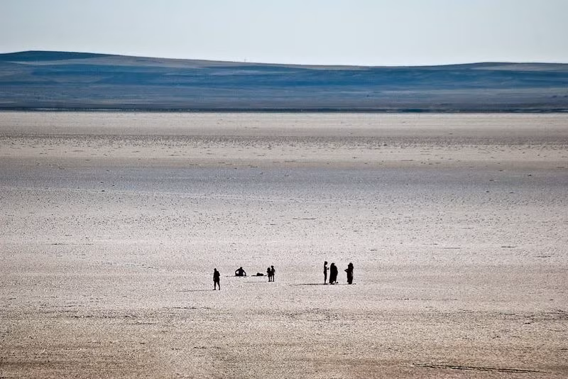 Từ đó, tảo đỏ phát triển mạnh khiến nước trong hồ chuyển thành màu đỏ như máu.