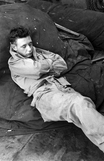 Một người lính tham gia Chiến tranh Triều Tiên tranh thủ chợp mắt trước khi hành quân ra chiến địa chiến đấu với quân địch. Ảnh chụp tháng 7/1950.