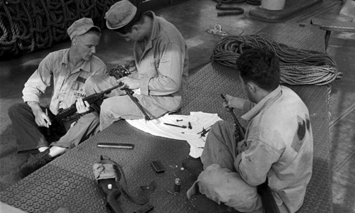 Lính Mỹ cẩn thận lau chùi, lắp ráp súng trước khi đánh trận.