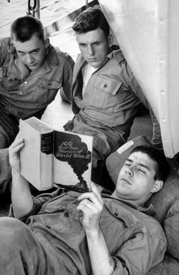 Những người lính trẻ đọc tài liệu về chiến tranh.