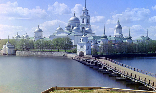 Nằm tại đảo Stolobnyi trên hồ Seliger, Nga, tu viện St. Nil được xây dựng vào khoảng năm 1528. Nơi đây trở thành một trong những tu viện lớn nhất và giàu có nhất của Nga những năm 1600. Đây là một trong những ảnh đẹp nước Nga hơn 100 năm trước.