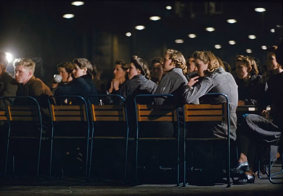 Mọi người tranh thủ xem một trò giải trí vào giờ nghỉ trưa ở căng tin trong bối cảnh London trải qua thời kỳ cao điểm của chiến dịch Blitz.