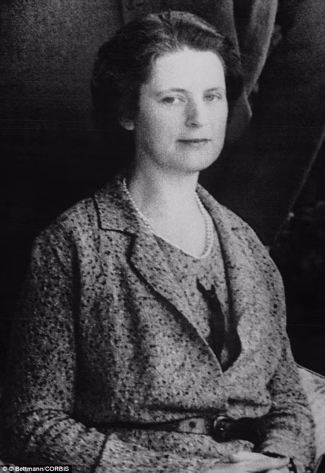 Tuy nhiên, Tổng thống Roosevelt vẫn lén lút tiếp tục gặp gỡ nhân tình Lucy Mercer (trong ảnh) ngay cả sau khi người tình trẻ của ông lấy người đàn ông giàu có góa vợ có 5 người con riêng để "che mắt thiên hạ" cũng như đánh lừa Đệ nhất phu nhân Eleanor rằng hai người không còn bất cứ mối quan hệ nào. Sau khi ông Roosevelt đắc cử Tổng thống, Lucy Mercer thường xuyên ra vào Nhà Trắng. Thậm chí, cô thư ký này còn ở bên cạnh Tổng thống Roosevelt những giây phút cuối đời tại trang trại Warm Springs.