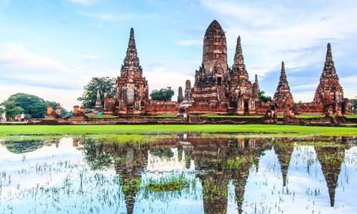 Trong quá khứ, Ayutthaya là thủ đô của vương quốc Xiêm La (nay là Thái Lan). Nằm dọc bờ sông Chao Phraya, Ayutthaya từng là một trong những thành phố thịnh vượng nhất thời đó và được biết đến với tên gọi "Venice của phương Đông". Nơi đây có nhiều ngôi đền nổi tiếng như Wat Thammikarat, Wat Yanasen...
