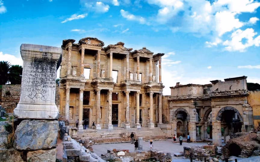 Thành phố cổ Ephesus ở Thổ Nhĩ Kỳ là nơi lưu giữ nhiều tàn tích từ thời La Mã và Hy Lạp tốt nhất trên thế giới như khu thư viện Celsus, đền thờ Hadrian, con phố Marble và Agora, đền thờ Artemis...