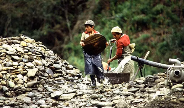 Các chuyên gia đã khám phá được một số sự thật đầy ám ảnh về cuộc sống con người mà không phải ai cũng biết. Theo đó, thế giới có 250 triệu trẻ em trong độ tuổi từ 5 - 15 đang làm những công việc nặng nhọc. Nhiều người không khỏi xót xa khi nhìn thấy các em làm việc vất vả, cơ cực không đúng với độ tuổi của mình.