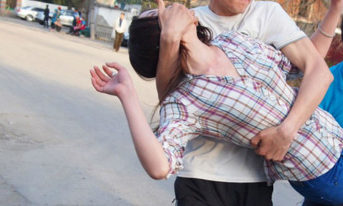 Cô dâu sẽ dùng chiếc khăn trắng để trùm đầu. Sau khi bị bắt cóc, gia đình cô dâu thúc giục cô chấp nhận chú rể vì sợ rằng con mình sẽ không bao giờ tìm được một người chồng thích hợp khác hoặc giúp cô chạy trốn khỏi người đàn ông đó.