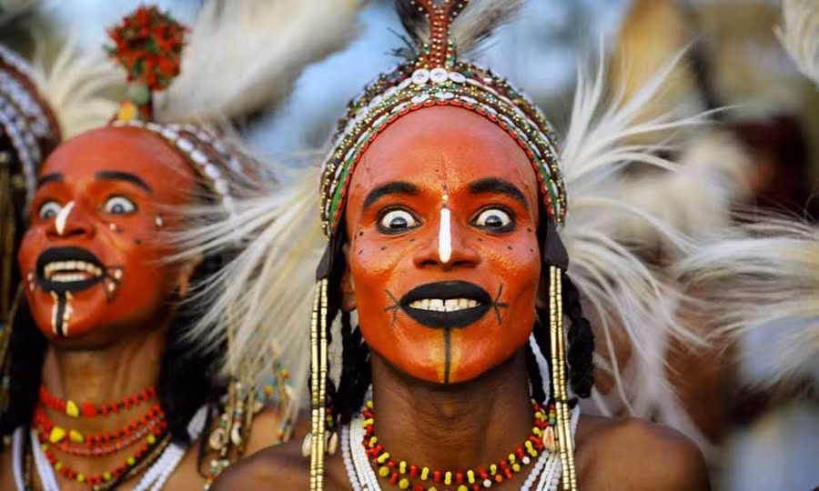 Trai tráng của bộ lạc được đánh giá ở chiều cao, mắt sáng và răng trắng, phong thái đĩnh đạc, giọng nói hay, biết cách trang điểm, ca hát, nhảy múa... Trong khi giám khảo chấm điểm các thí sinh, phụ nữ âm thầm chọn cho mình người chồng ưng ý. Phụ nữ Wodaabe có thể lấy bao nhiêu chồng tùy ý và đàn ông không được có ý kiến khi bị vợ bỏ.