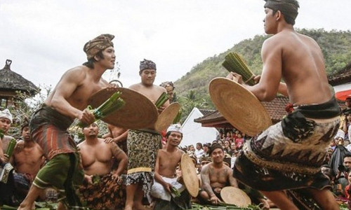 3. Lễ hội Usaba Sambah ở ngôi làng Tenganan, Indonesia diễn ra phong tục độc đáo. Theo đó, các chàng trai trẻ mặc sarong, tham gia một nghi lễ chiến đấu được gọi là makare-kare. Theo đó, những đấu sĩ sẽ cầm những lá dứa dại và cố gắng đâm vào đối thủ. Mỗi người có một chiếc khiên từ mây, tre.