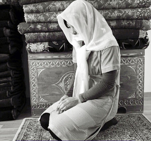 1. Kyrgyzstan và Turkmenistan là nơi diễn ra tập tục cướp dâu độc đáo. Tập tục kỳ lạ này có từ lâu đời nay. Theo tập tục, chàng trai sẽ bắt cóc "người con gái trong mơ của mình" dù người đó có đồng ý hay không. Thông thường, gia đình chú rể cũng tham gia vào “kế hoạch” bắt cóc cô dâu.