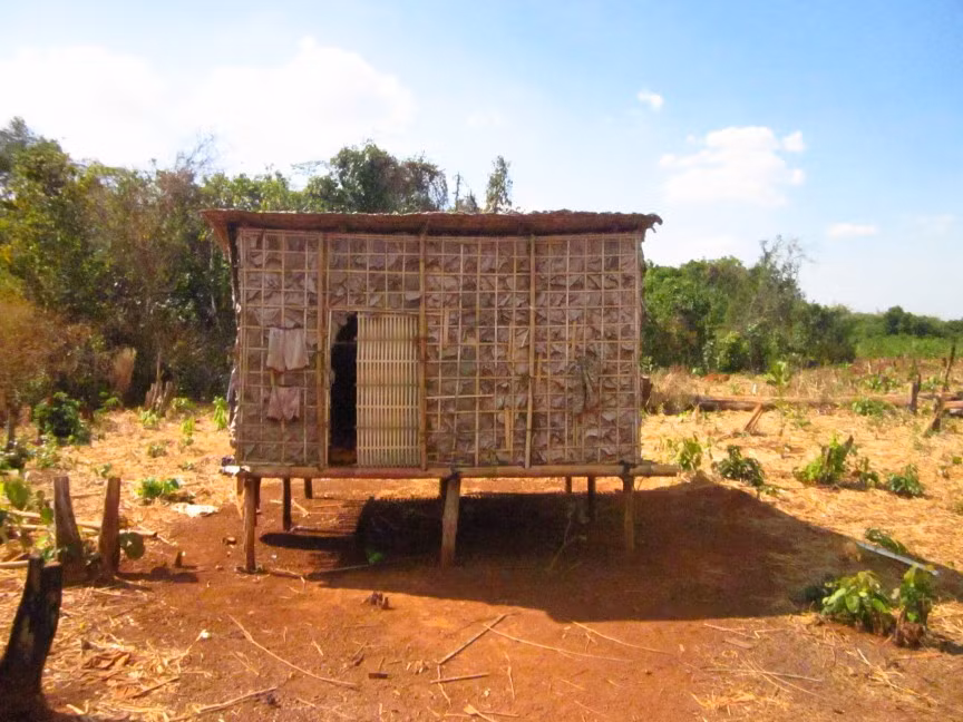 5. Người Kreung ở Campuchia duy trì tập tục khá lạ lùng đó là những cô gái trẻ đến tuổi dậy thì được cha mẹ dựng cho một túp lều ở một mình. Theo đó, cô gái có thể quan hệ tình dục trước hôn nhân trong "túp lều tình yêu" mà cha mẹ dựng cho. Cô gái có thể có quan hệ tình dục với nhiều người và cuối cùng chọn ra người phù hợp nhất để lấy làm chồng.