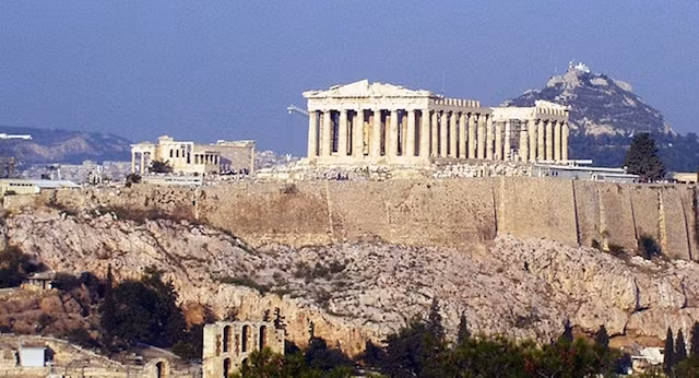 Thành phố cổ Athens, Hy Lạp có dân số khoảng 3 triệu người, với lịch sử tồn tại hơn 7.000 năm. Các đế chế hùng mạnh một thời như Ottoman, Byzantine và La Mã đã góp phần xây dựng mảnh đất này. Đây cũng là nơi có nhiều nhà triết học, nhà văn, nghệ sĩ... xuất sắc cùng nhiều di tích lịch sử - văn hóa đặc sắc.
