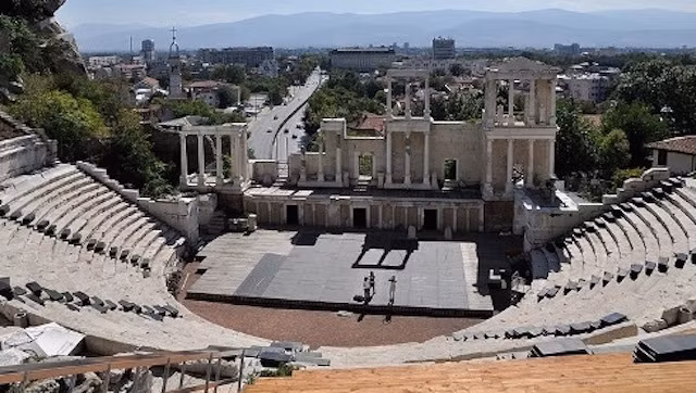 Plovdiv, Bulgaria có lịch sử tồn tại từ năm 4000 TCN. Năm 1885, Plovdiv trở thành một phần lãnh thổ của Bulgaria và là thành phố lớn thứ hai ở đất nước.