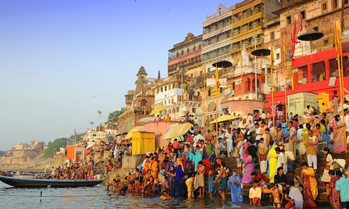Varanasi, Ấn Độ nằm bên bờ sông Hằng. Những người theo đạo Hindu tin rằng thành phố Varanasi do thần Shiva sáng lập. Lịch sử thành phố cổ xưa này được ghi chép từ thế kỷ 12 TCN.