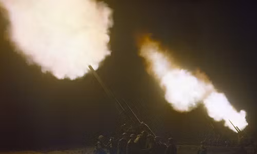 Quy mô chiến dịch Blitz cuối cùng đã bị thu hẹp vào giữa năm 1941 và kéo dài trong 267 ngày đã gây ra hậu quả nặng nề. Trong ảnh là nhóm binh sĩ thuộc đội Dịch vụ Lãnh thổ Phụ trợ (ATS) đang đáp trả một đợt không kích của quân Đức bằng súng bắn máy bay nòng 9,3 cm.