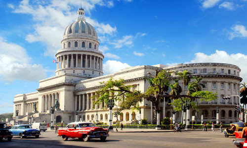 Cuba chỉ có hai mùa trong năm: mùa mưa bắt đầu từ tháng 4 đến tháng 11 và mùa khô kéo dài từ tháng 11 đến tháng 4 năm sau.