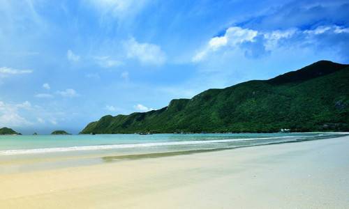 Theo Business Insider, Côn Đảo nằm trong top 12 đảo hoang sơ nên đến trong đời. Theo đó, Côn Đảo đứng ở vị trí thứ 11, với 16 đảo nhỏ xinh đẹp, cuốn hút du khách. Nơi đây có những con đường đi bộ tuyệt vời cùng những bãi biển tuyệt đẹp.