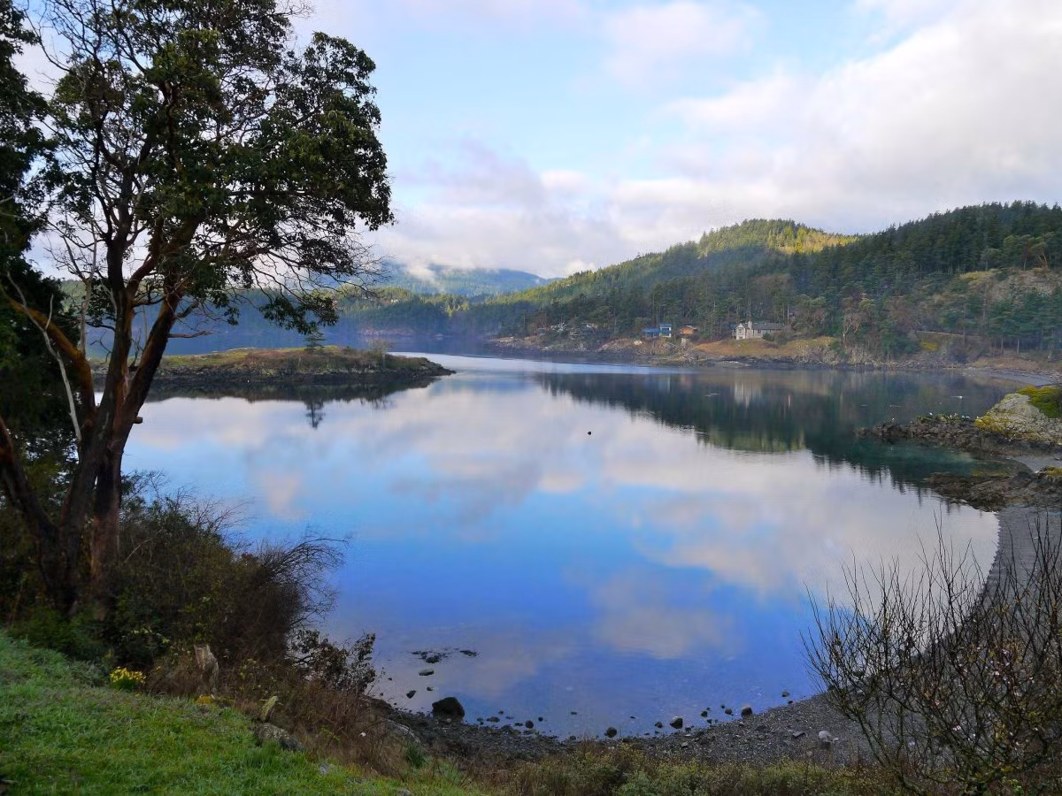 Quần đảo San Juan xếp thứ ba trong danh sách 12 đảo hoang sơ nên đến trong đời. Hòn đảo này dễ tiếp cận bằng thuyền khi xuất phát từ tiểu bang Washington. Khi đến đây, du khách sẽ có cơ hội tận hưởng cảm giác bình yên, thơ mộng, đi bộ đường dài, đạp xe đạp...