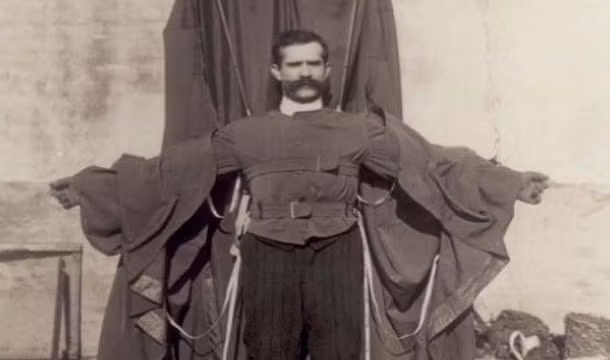 Franz Reichelt - thợ may người Áo tin rằng bản thân tìm ra cách giúp con người bay. Do đó, năm 1912, ông đã nhảy từ tháp Eiffel xuống để chứng minh mình có thể bay nhưng ông đã chết ngay tức khắc.