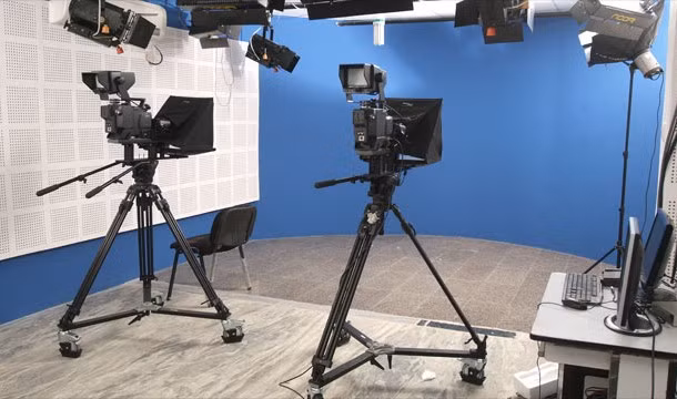 Năm 1958, nam diễn viên viên truyền hình người Anh Gareth Jones đã đóng vai một nhân vật đang lên cơn đau tim. Tuy nhiên, vào thời điểm đó nam diễn viên này thực sự lên cơ đau tim nhưng các nhân viên trong đoàn phim lại cứ ngỡ ông đang diễn vai diễn của mình. Cuối cùng, ông đã chết vì cơn đau tim này.