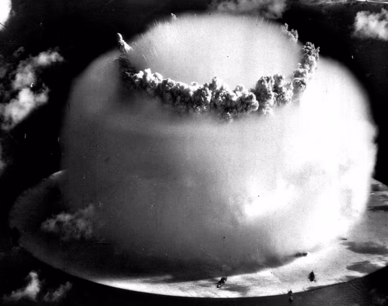 Đám mây hình nấm khổng lồ xuất hiện ở đảo Bikini Atoll thuộc quần đảo Marshall ngày 25/7/1946. Các đốm đen là các tàu thuyền đặt gần nơi diễn ra vụ thử bom nguyên tử để nghiên cứu mức độ tác động và ảnh hưởng của vũ khí hạt nhân tới hạm đội tàu chiến của Hải quân Mỹ.