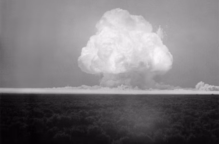 Khu vực bom hạt nhân phát nổ trong vụ thử bom Trinity hình thành một hố có bán kính rộng khoảng 500m, sâu hơn 2m.