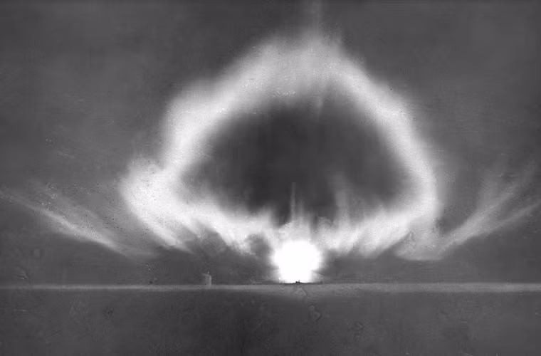 Khi nổ, bom hạt nhân phát ra một quầng sáng cực mạnh.