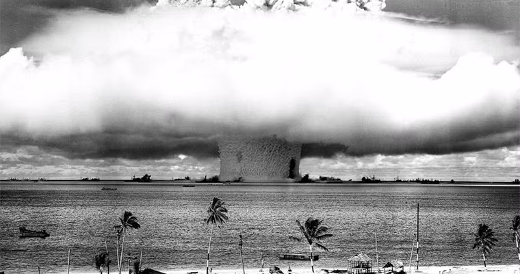 Cột nước khổng lồ hình thành trong vụ thử bom hạt nhân trên vùng biển thuộc đảo Bikini Atoll ngày 25/7/1946.