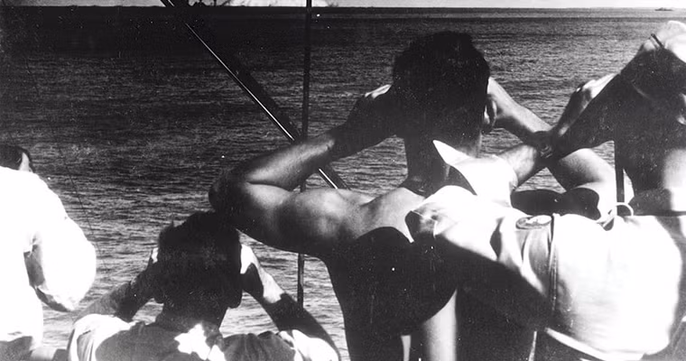 Nhân viên quan sát quân sự Mỹ theo dõi diễn biến vụ thử hạt nhân nằm trong chiến dịch Crossroads Bake diễn ra trên đảo Bikini Atoll ngày 25/7/1946. Đây là vụ nổ bom nguyên tử thứ năm sau khi Mỹ tiến hành sau hai vụ thử trước đó cũng như thả hai quả bom nguyên tử xuống hai thành phố của Nhật Bản năm 1945.