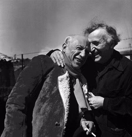 Danh họa Picasso (bên trái ảnh) đã trở thành chiến sĩ cộng sản năm 62 tuổi. Ông đã gia nhập Đảng Cộng sản Pháp năm 1944 sau khi Paris được giải phóng khỏi bàn tay phát xít Đức.