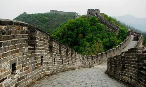 Vạn Lý Trường Thành của Trung Quốc là một trong những kiệt tác kiến trúc mang tính biểu tượng của nhân loại trong suốt chiều dài lịch sử. Công trình này được xây dựng từ năm 250 TCN - 1450 dùng để chống lại các cuộc xâm lược của Mông Cổ và những nhóm du mục khác. Việc xây dựng Vạn Lý Trường Thành kéo dài hơn 2.000 năm nên toàn bộ công trình này dài tới 8.851 km.
