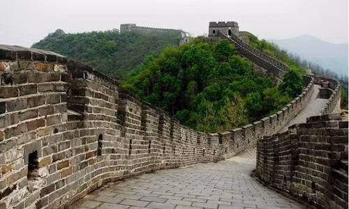 Vạn Lý Trường Thành của Trung Quốc là một trong những kiệt tác kiến trúc mang tính biểu tượng của nhân loại trong suốt chiều dài lịch sử. Công trình này được xây dựng từ năm 250 TCN - 1450 dùng để chống lại các cuộc xâm lược của Mông Cổ và những nhóm du mục khác. Việc xây dựng Vạn Lý Trường Thành kéo dài hơn 2.000 năm nên toàn bộ công trình này dài tới 8.851 km.