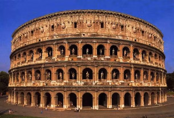 Đấu trường La Mã là công trình nổi tiếng của đế chế La Mã được xây dựng từ năm 70 - 80 sau Công nguyên. Công trình này có sức chứa 50.000 người, là nơi diễn ra các cuộc thi đấu của các võ sĩ giác đấu hay những sự kiện lớn. Trải qua nhiều biến cố như hỏa hoạn, động đất, các cuộc xâm lược... đấu trường La Mã vẫn trường tồn đến ngày nay mặc dù bị hư hại một phần. 