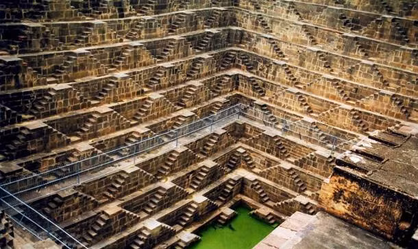 Giếng Chand Baori ở Rajasthan, Ấn Độ được xây dựng vào thế kỷ 9. Giếng nước này có tới 3.500 bậc Chính vì vậy, đây là giếng bậc thang rộng nhất và sâu nhất thế giới.