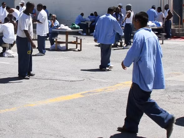 Theo số liệu thống kê, 1 trong số 30 nam giới da trắng trong độ tuổi từ 20 - 34 đứng đằng sau song sắt trong các nhà tù ở Mỹ. Trong khi đó, tỷ lệ tội phạm đối với tội phạm người da đen là cứ 9 người thì có 1 người phạm tội. 