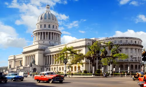 Cuba chỉ có hai mùa trong năm: mùa mưa bắt đầu từ tháng 4 đến tháng 11 và mùa khô kéo dài từ tháng 11 đến tháng 4 năm sau.