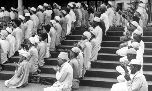 Trong tháng Ramadan, các tín đồ sẽ đọc kinh Coran mỗi đêm và cầu nguyện.