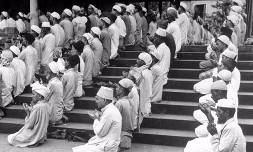 Trong tháng Ramadan, các tín đồ sẽ đọc kinh Coran mỗi đêm và cầu nguyện.