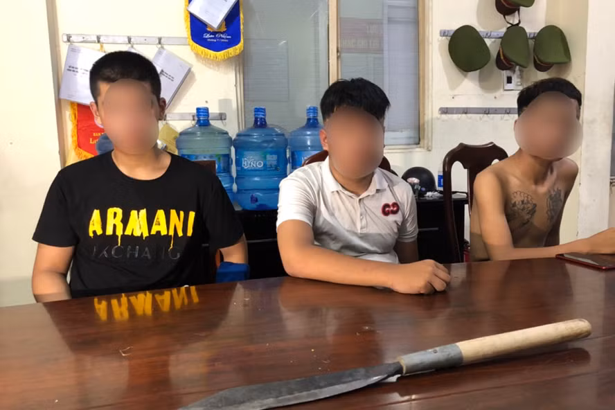  Lực lượng 911 Đà Nẵng nổ súng khống chế 2 nhóm thanh niên sắp hỗn chiến: Lúc 20h khuya 13/7/2020, CA Đà Nẵng trong quá trình tuần tra, kiểm soát trên tuyến địa bàn quận Hải Châu nhận được tin có 2 nhóm với gần 20 đối tượng đang dùng hung khí giải quyết mâu thuẫn với nhau tại khu vực đường 2/9. Trong quá trình truy đuổi, Tổ công tác đã phải nổ súng trấn áp trước thái độ hung hãn của các đối tượng.