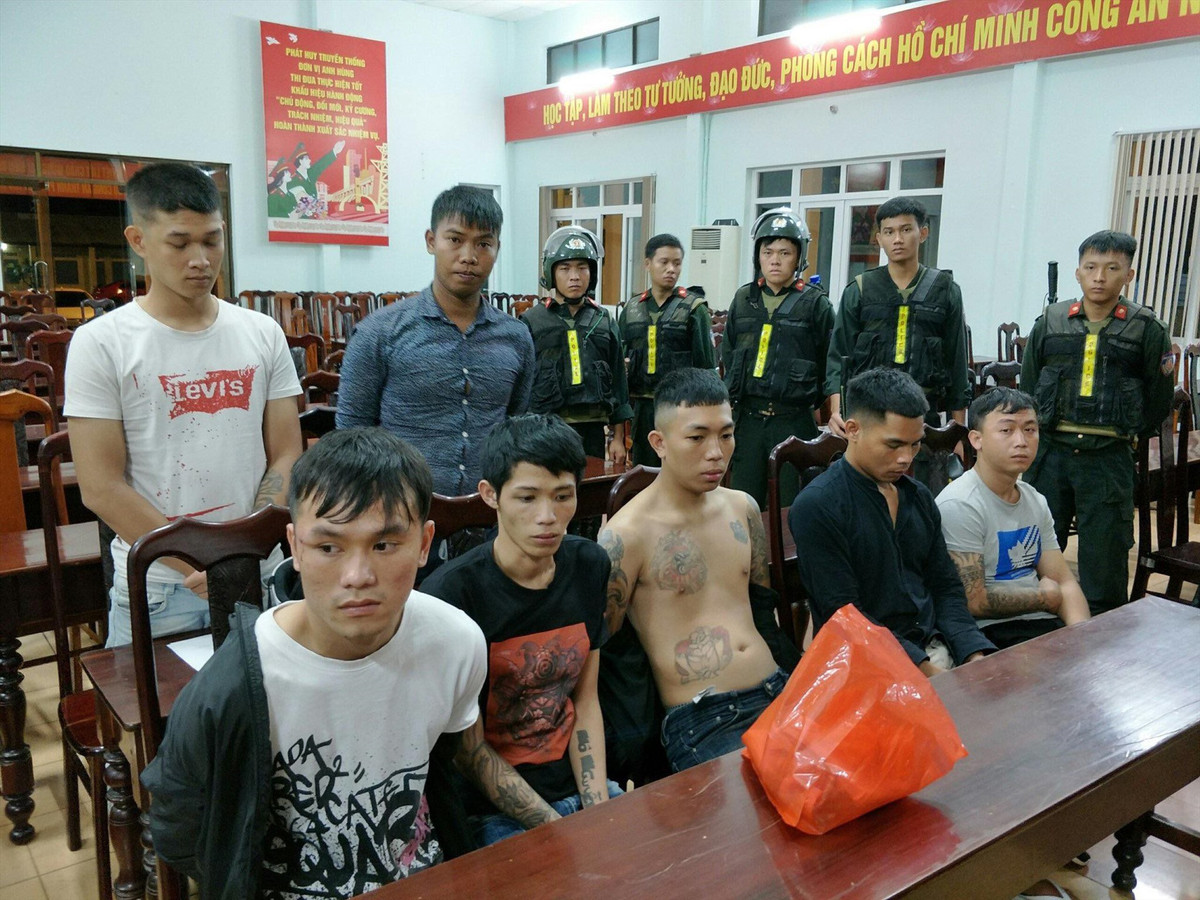  Nhóm thanh niên cầm mã tấu, bom xăng đi thanh toán đối thủ: Khuya 21/2/2020, Công an phường Bửu Long đi tuần tra thì phát hiện một nhóm thanh niên cầm trên tay dao kiếm, mã tấu và 11 chai bom xăng tự chế, tụ tập tại con hẻm trên đường Võ Trường Toản. Công an sau đó đã đưa 6 người cùng số hung khí về trụ sở để làm việc.