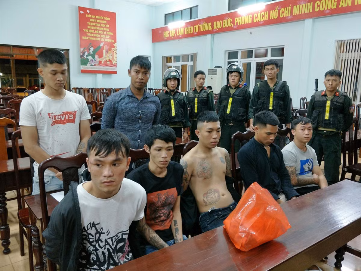  Nhóm thanh niên cầm mã tấu, bom xăng đi thanh toán đối thủ: Khuya 21/2/2020, Công an phường Bửu Long đi tuần tra thì phát hiện một nhóm thanh niên cầm trên tay dao kiếm, mã tấu và 11 chai bom xăng tự chế, tụ tập tại con hẻm trên đường Võ Trường Toản. Công an sau đó đã đưa 6 người cùng số hung khí về trụ sở để làm việc.