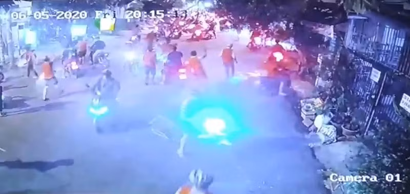  Khoảng 200 người hỗn chiến như phim ở Bình Tân: Ngày 6/6/2020, Công an quận Bình Tân (TP.HCM) đã lập hồ sơ, điều tra, truy xét vụ hỗn chiến ở một quán ốc trên địa bàn quận Bình Tân (TP.HCM). Tối hôm trước, nhóm thanh niên khoảng 200 người đi trên rất nhiều xe máy cầm theo hung khí xông vào quán ốc trên đường số 6 (phường An Lạc, quận Bình Tân) đập phá.