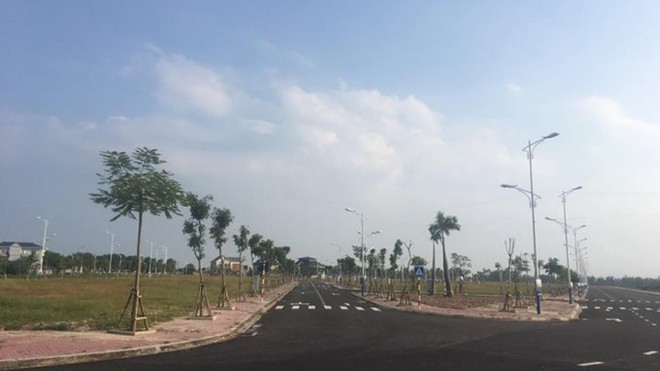  'Hỗn chiến' giữa 2 nhóm học sinh, khiến 1 người tử vong: Trước đó, vào khoảng 21 giờ ngày 15/7, giữa 2 nhóm học sinh đã xảy ra xích mích khi uống nước tại một quán trà tranh trên địa bàn thành phố. Ngay sau đó, 2 nhóm này đã mang theo dao kiếm, kéo nhau tới Khu đô thị Phượng Hoàng (xã Hải Xuân, TP.Móng Cái) để giải quyết mâu thuẫn.