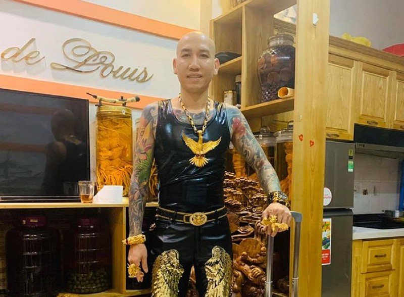 Mới đây nhất là giang hồ mạng Phú Lê bị bắt về tội cố ý gây thương tích. Trước đó, Phú Lê cũng thường xuyên kênh Youtube mang tên Phú Lê để nói đạo lý. Phú Lê thường xuyên tham gia sản xuất nhiều MV ca nhạc hay đóng phim với chủ đề giang hồ, tình nghĩa anh em và gia đình.