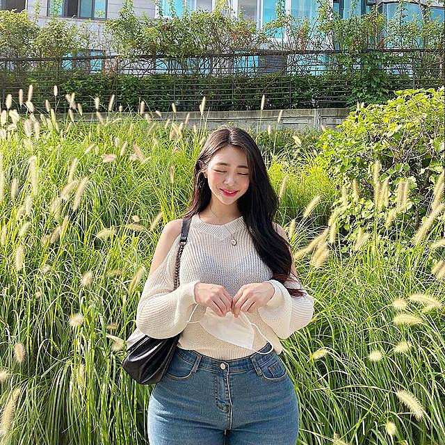 Chính nhờ vậy, dù đi đâu, hot girl gợi cảm cũng trở thành tâm điểm của sự chú ý.