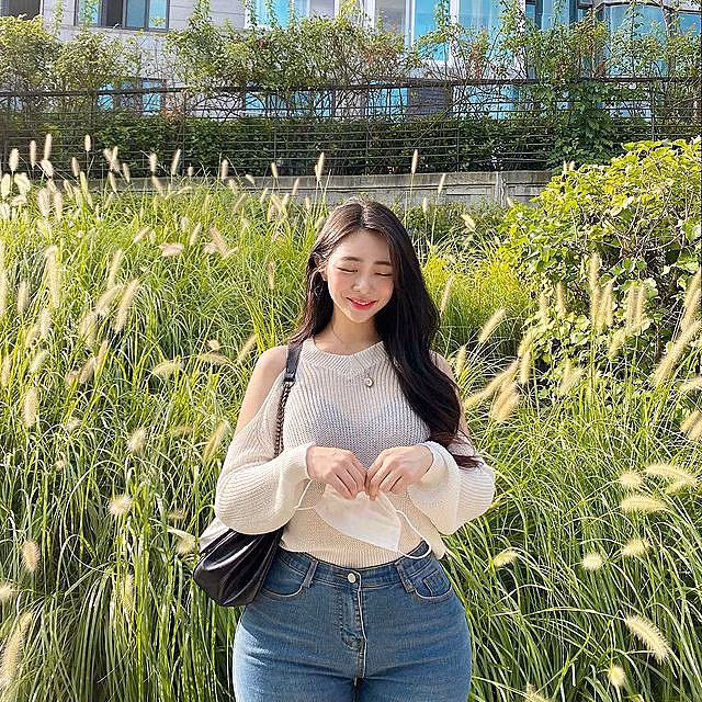 Chính nhờ vậy, dù đi đâu, hot girl gợi cảm cũng trở thành tâm điểm của sự chú ý.