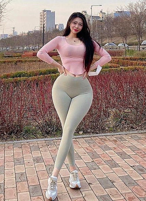 Quả thật, những chiếc quần tập dạng legging khiến hot girl Chae On để lộ vùng kém duyên.