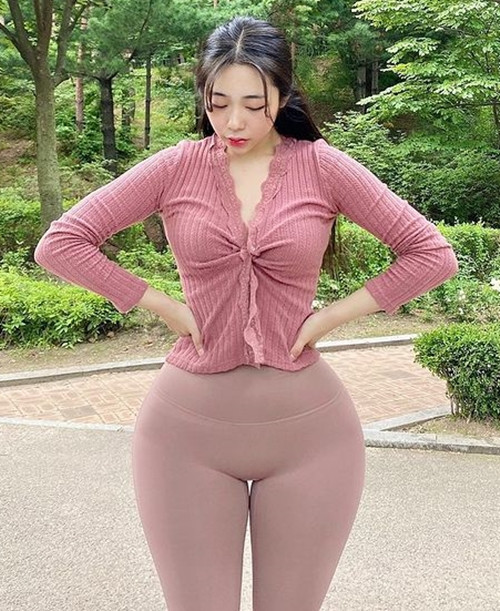 Lý do là bởi những chiếc quần này bó quá sát, làm lộ ra vùng cơ thể nhạy cảm của hot girl.