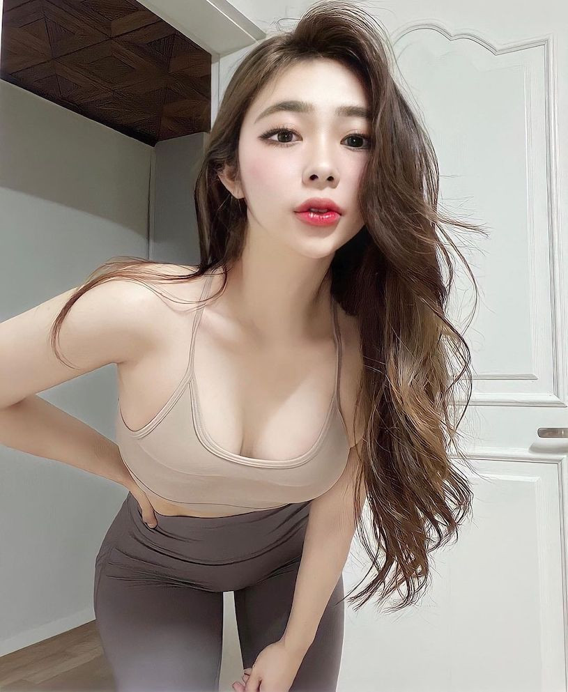 Chae On là một trong những hot girl Hàn Quốc cực nổi tiếng, cô nàng sở hữu gương mặt xinh như búp bê và thân hình đồng hồ cát cực nóng bỏng.