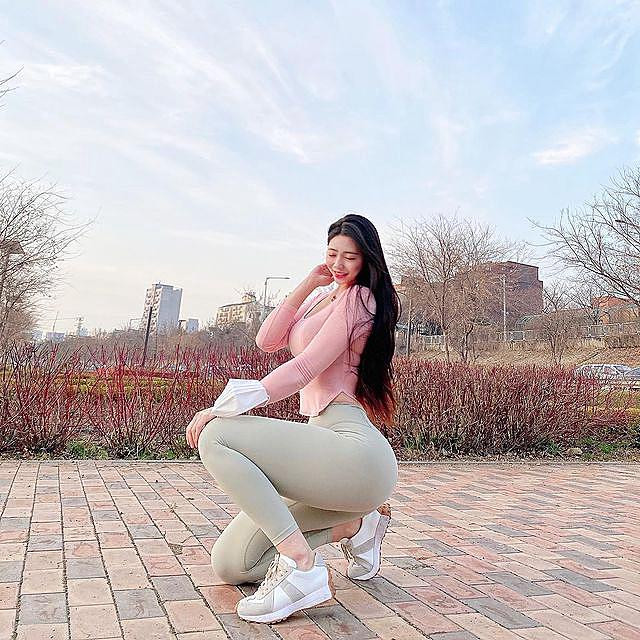 Nhờ ngoại hình đẹp xuất sắc, hot girl người Hàn Quốc không ngại diện những set đồ tập bó sát, khoe đường cong cơ thể.